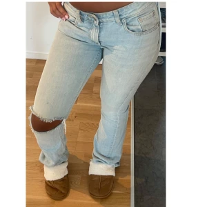 Ljusblåa lågmidjade jeans - Ljusblåa jeans men hål på ena knät