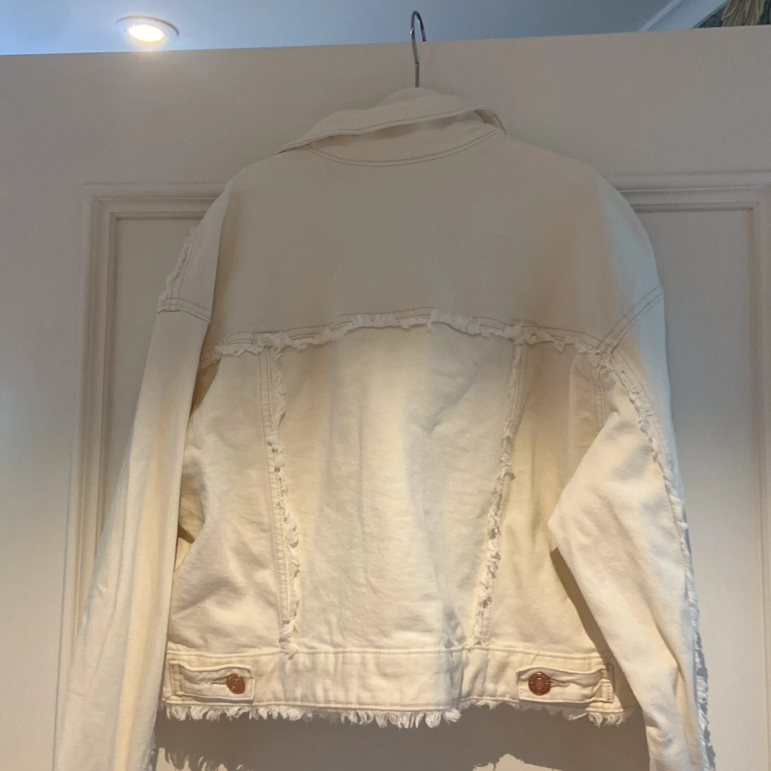 Vit jeansjacka från H&M med fransar - 1