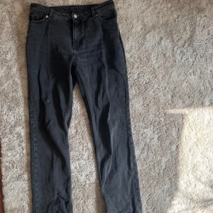 Low waist straight jeans - Monki  - Säljer ett par svarta raka jeans från Monki då de ej passar💗(sista bilden visar endast hur de ser ut, jag säljer de svarta)