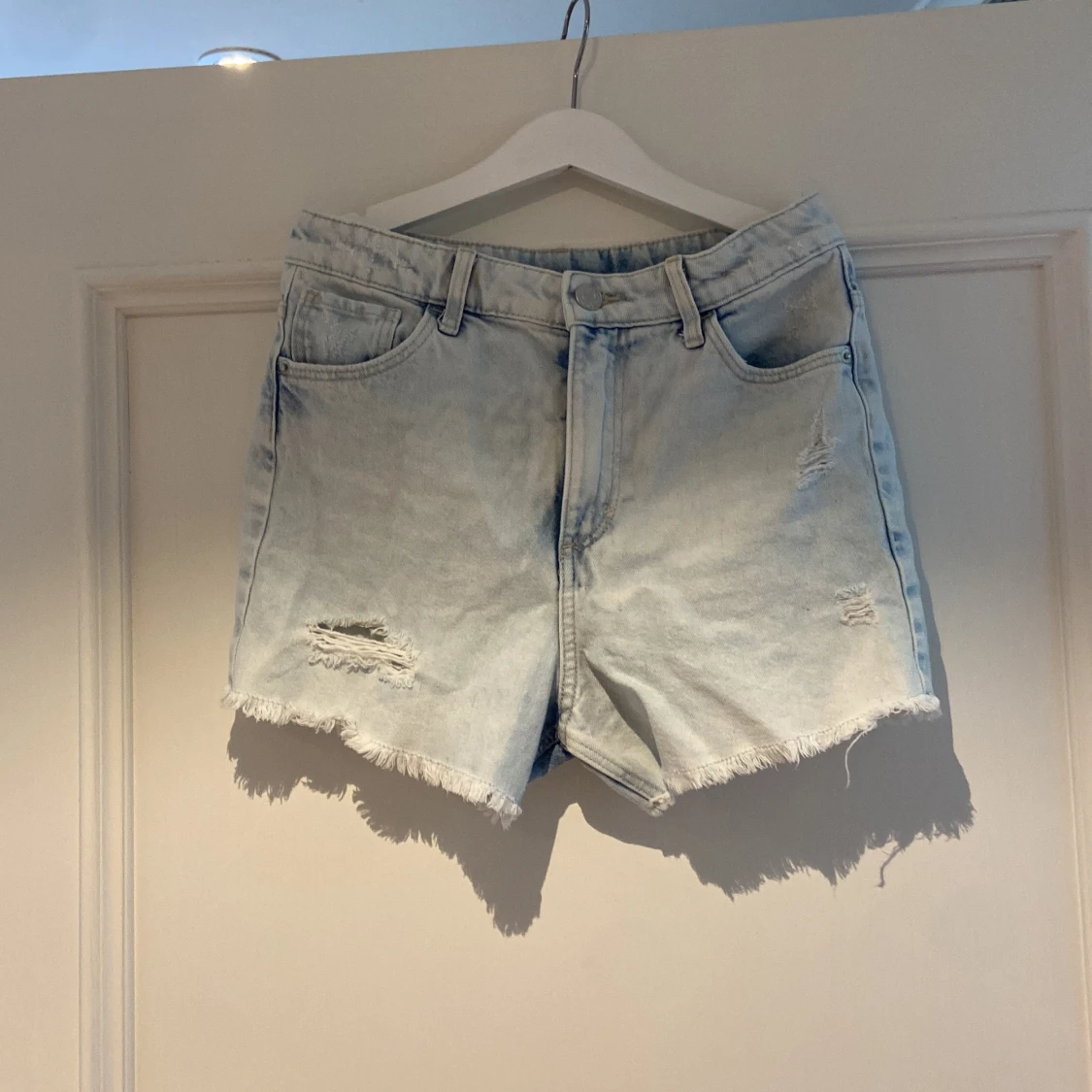 Ljusblå jeansshorts från H&M