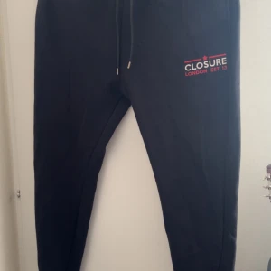 Svarta mjukisbyxor Closure London - Svarta mjukisbyxor från Closure London i storlek XL. Inga defekter så långt ögat kan nå. Hundar finns i hemmet.