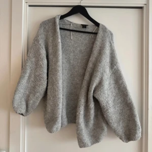 Grå stickad kofta från Lindex - Populär grå kofta från Lindex som är slutsåld. Rätt fint skick, lite nopprig men har man noppmaskin bör det försvinna ❣️❣️❣️