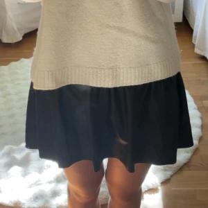 Gina Young svart kortkjol  - Supersnygg svart kortkjol med smock upptill 🩷 i storlek 158/164, men passar mig med storlek S, ibland M! 