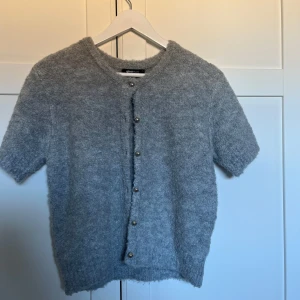 Söt kofta från Gina tricot  - Jätteskön och knappt använd, färgen ändras lite på kamera 