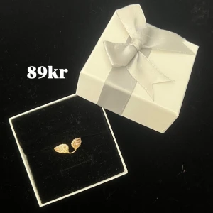 Guldig ring med vingar  - Onesize, inte justerbar, helt ny, frakt 22kr🌸