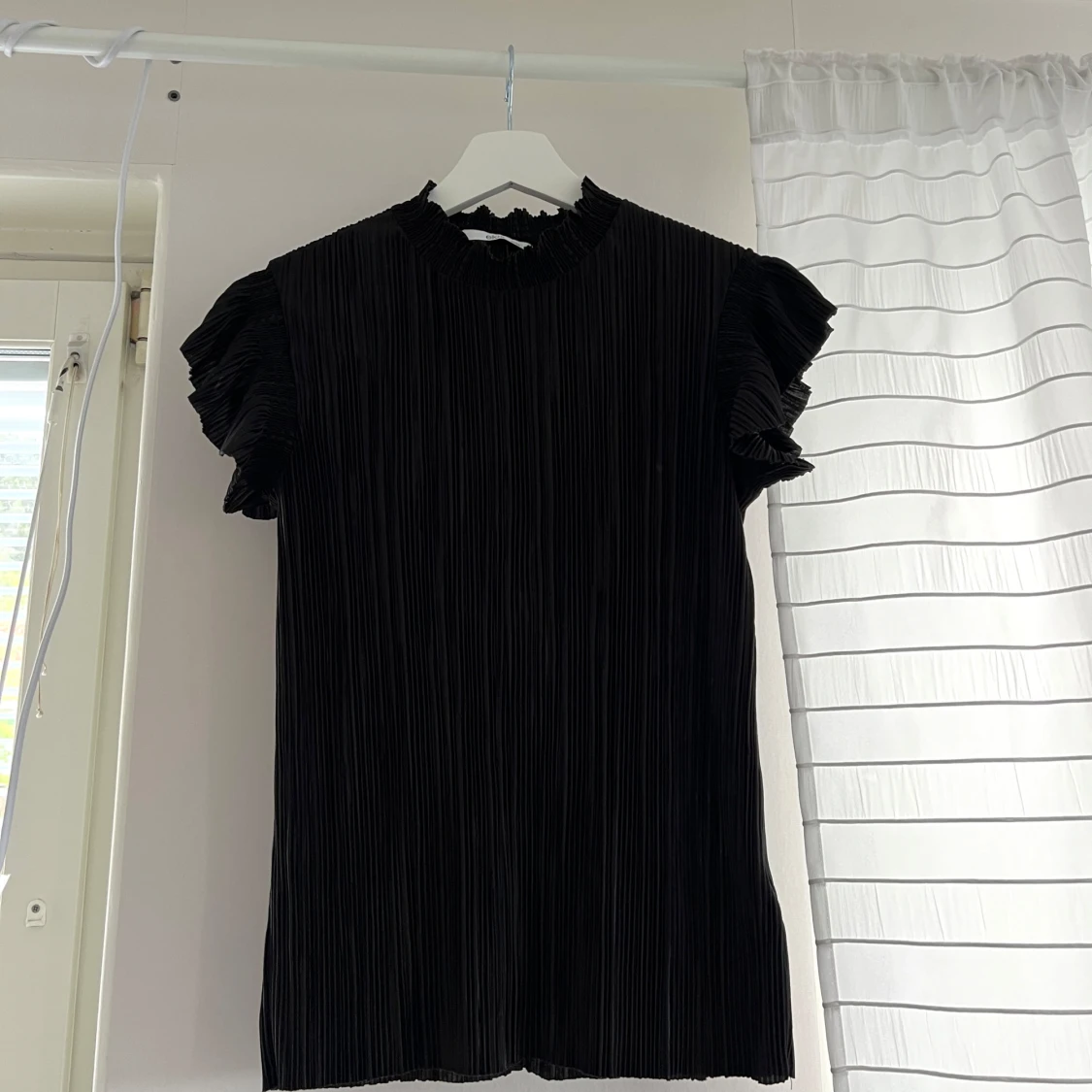 Svart blus med volangärm - 4