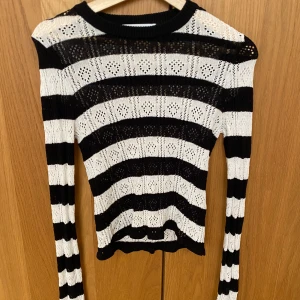 Randig tröja - Jättefin med fina detaljer. I storlek M men passar även S
