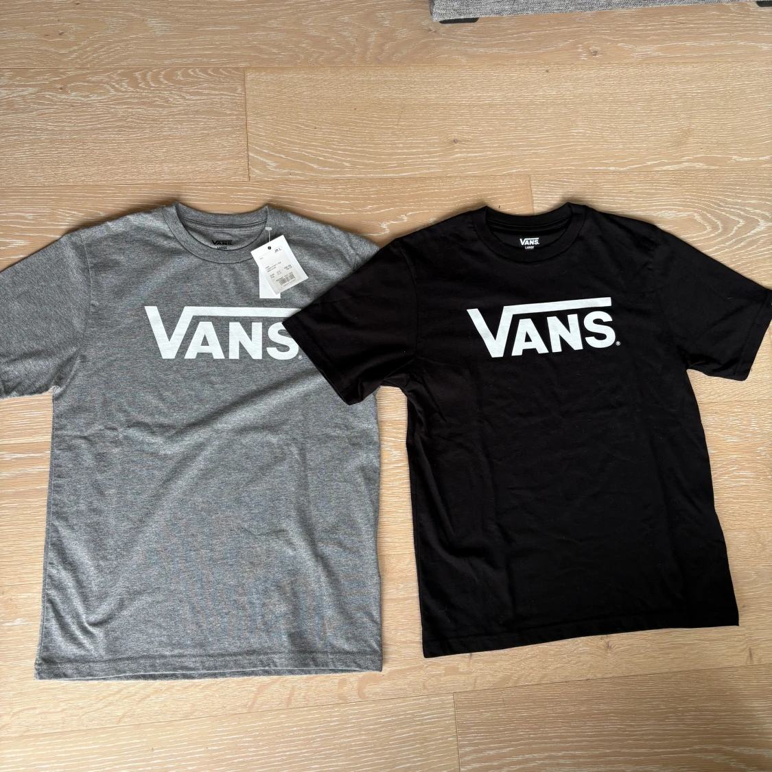Två Vans t-shirt svart och grå, JR Large