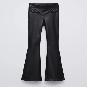 Svarta bootcut byxor från Zara - Snygga svarta bootcut byxor från Zara i storlek 164. Skinnmatrial men mjukt. Aldrig använt. Xs