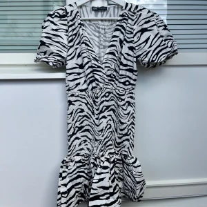 Zara Zebra Klänning - Säljer denna supersöta klänningen från Zara, den har inga defekter och är i bra skick, tyvärr ingen bild på men stretchig på vissa delar! Ca 30cm rakt över midjan😇💖