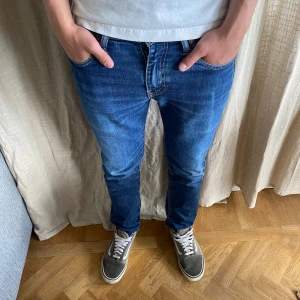 Levi's 511 blå jeans slim fit - Snygga Levi's 511 - W30 L32 Slim fit | Killen på bilden är 182 och väger 72kg | Mycket bra skick | Pris kan sänkas vid snabb affär!