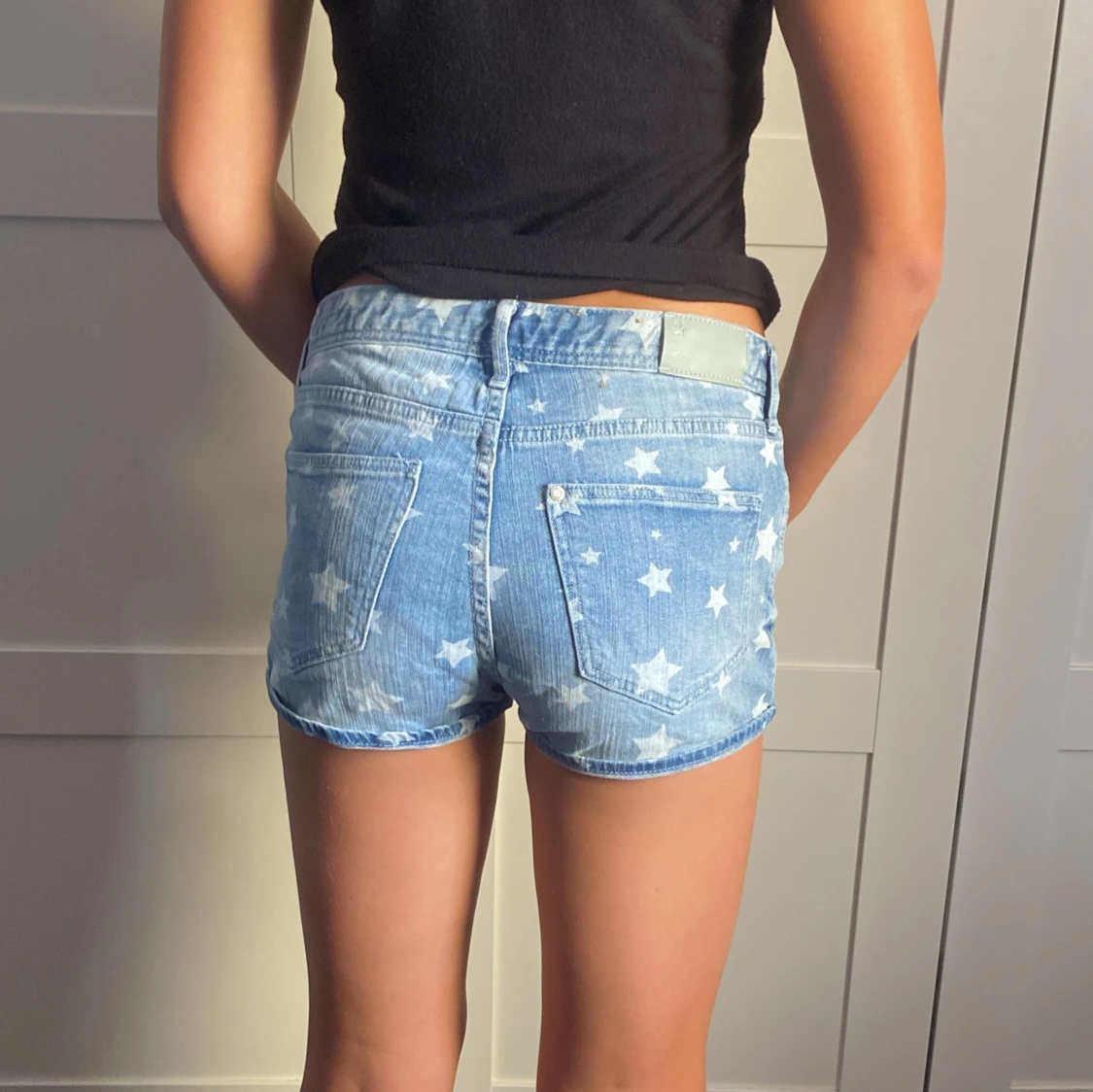 Blå jeansshorts med stjärnmönster - 1