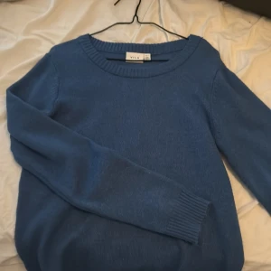 Blå stickad tröja från VILA - En enkel och snygg mörkblå stickad tröja från VILA, helt oanvänd 