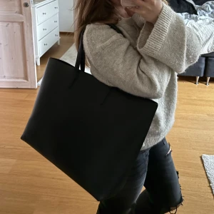 Svart väska  - Snygg och stilren väska perfekt till skola och jobb. Väldigt bra skick och väldigt stor och rymmer mycket saker💞