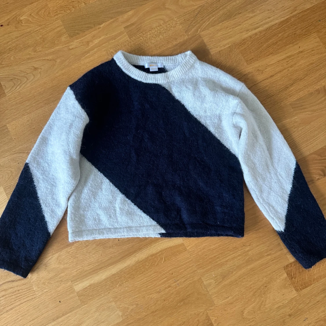 Randig stickad tröja