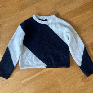 Randig stickad tröja  - Säljer en stickad tröja från Gina Tricot i storlek 146/152❣️