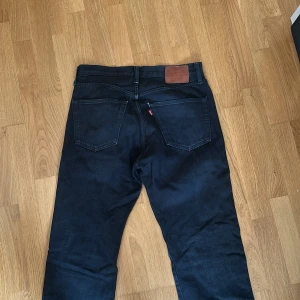 Levi's 501 mörkblå jeans - Säljer ett par klassiska Levi's 501 jeans i svart färg. Perfekta för dig som gillar tidlös stil och vill ha ett par schyssta jeans.