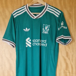 Liverpool fotbollströja 25-26 - Liverpool repIika fotbollströja 25-26. Helt ny med tag. Storlek: Small