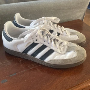 Adidas Samba sneakers vit/svart - Säljer att par sambas. 1 år gamla. Bra skick 