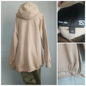 Beige oversized hoodie – mjuk som en filt, snygg som streetstyle! 🫶 Stl L/XL - Letar du efter den ultimata myshoodien som samtidigt är snygg nog att bära ute? Denna oversized hoodie från 157 i färgen beige är både trendig och superbekväm.  🧵 Material: 69% bomull / 31% polyester – mjuk insida i fleece för extra värme. 📏 Storlek: L/XL – rymlig passform, perfekt för lager-på-lager eller bara en cozy look. 🎯 Detaljer:  Justerbar dragsko nertill för perfekt passform. Neutral beige ton som matchar allt. Rejäl huva för både stil och värme.   