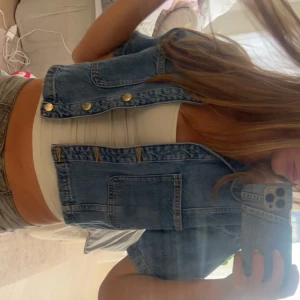 Trekvarts jeans jacka - Säljer en snygg kort jeansjacka med korta ärmar. Köpt på Zara och säljer då den inte kommer till användning! Super snygg jacka och vid snabb affär kan priset diskuteras! Den rosa tröjan du ser på 2 och 3 bilden finns också ute💞