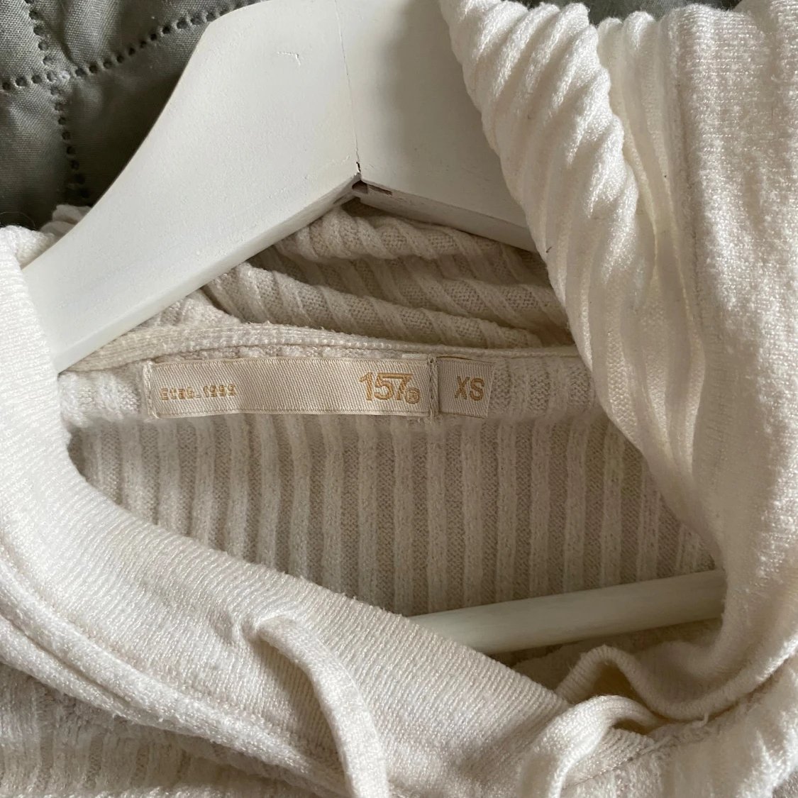 Vit ribbad hoodie från 157 - 2