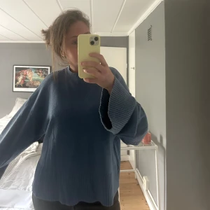 Stickad tröja  - Mysig blå oversized-stickad tröja med vida armar från LXA. 🫐🫐
