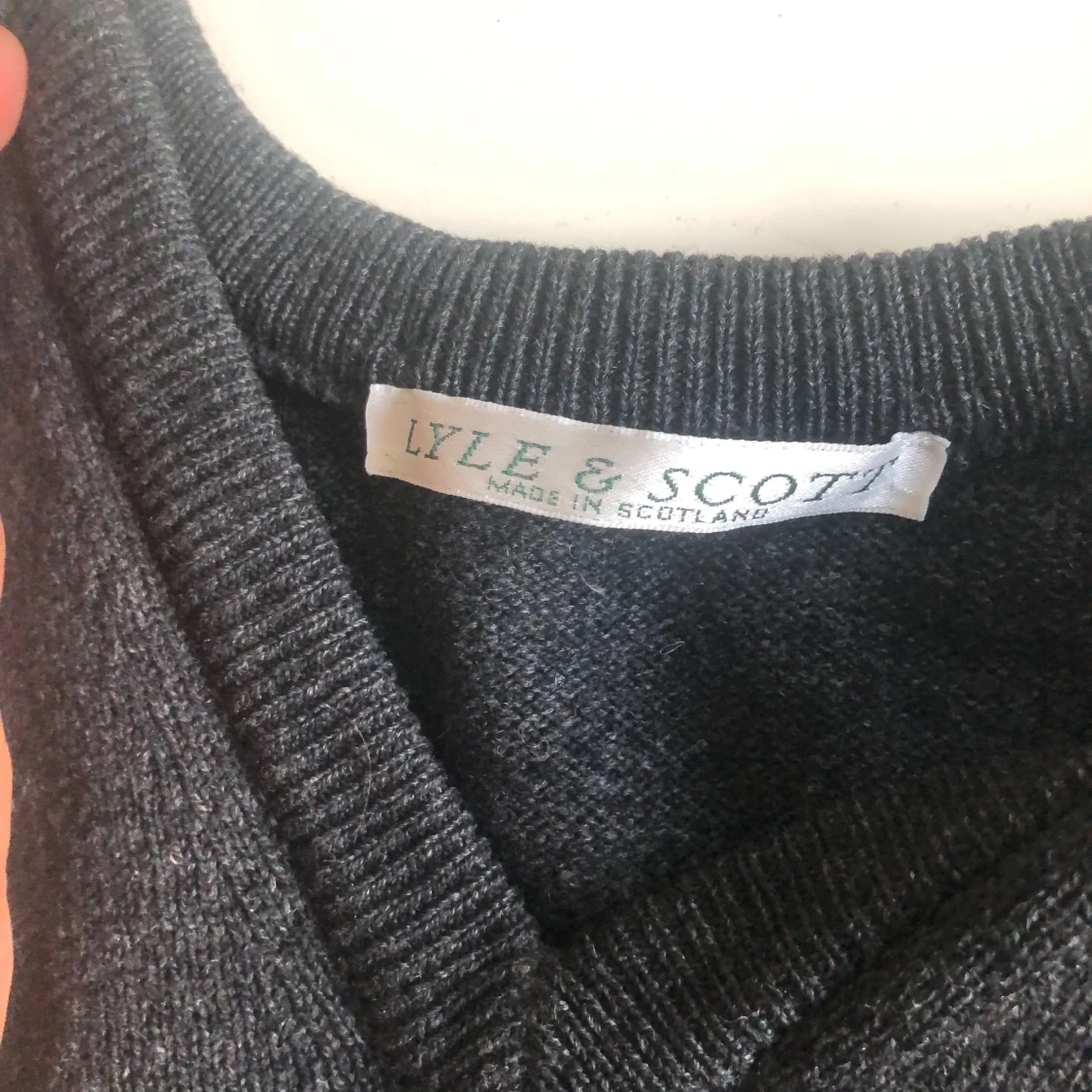 Mörkgrå stickad väst från Lyle & Scott - 2