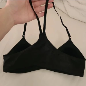 Bh - Snygg svart bh/topp med justerbara axelband och enkel design. Står ej storlek, men skulle säga att den passar 70B.