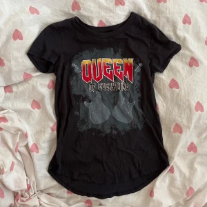 Mörkgrå t-shirt - En mörkgrå lång t-shirt från Gina Tricot i storlek XS med coolt tryck på framsidan: 'Queen of Everything' i röd och gul text samt motiv av två elgitarrer!💞