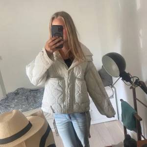  vit pufferjacka med snörning - Jätte snygg vit  jacka med beiga detaljer från Zara💕jätte fin till hösten och även våren ny pris 700kr - pris kan discuteras 