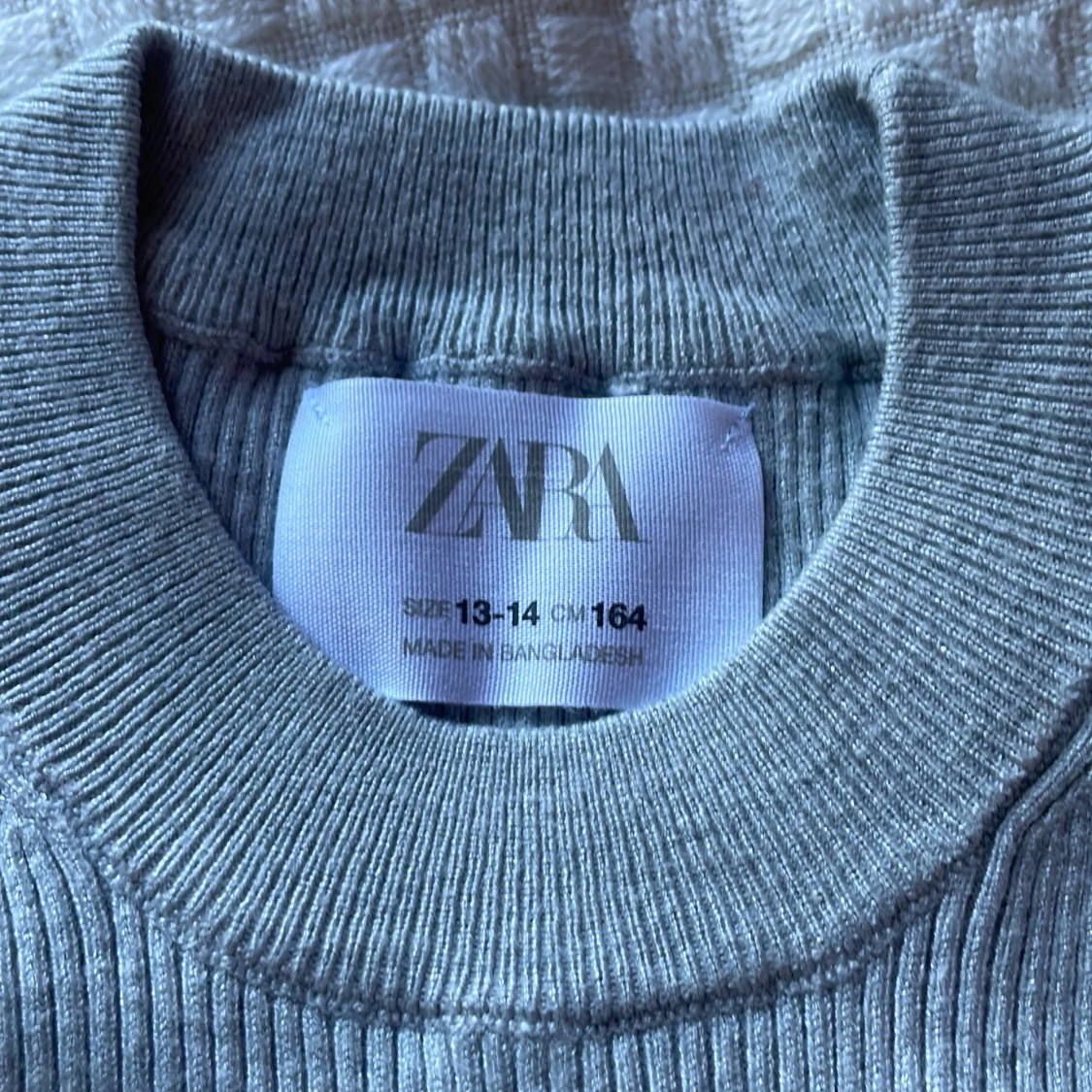 Ljusgrå ribbad tröja från Zara - 2