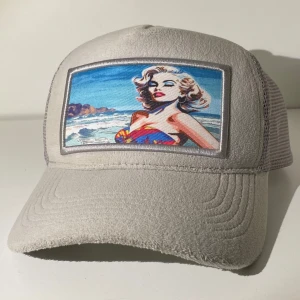 Revenite keps limiterad upplaga  - Snygg grå velvet keps från Revenite med mesh på sidorna och ett stort broderat motiv framtill som visar en strand och en person med blont hår. Viss endast ett fåtal exemplar. Endast använd ett fåtal gånger med varsamhet. Pris kan diskuteras, mvh Erik                                                   Nypris:    400kr,💥 säljs inte längre.                                                            Mitt pris: 249kr  ✅