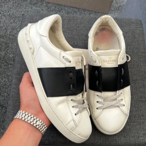 Valentino open - Sjukt feta valentino opens i fräscht skick | Size : 41 fits 42 |  100% äkta | skick :9+\10! | vad ingår? Valentino dustbag! Hör av dig vid minsta fundering🤩