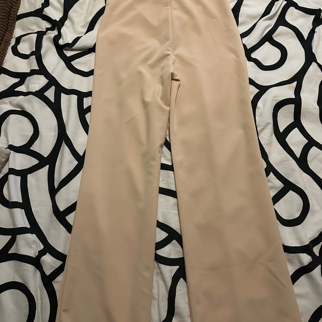 Beige kostymbyxor med pressveck - 1