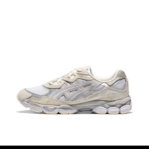 Beige’a Asics sneakers med mesh och mocka - Snygga sneakers från Asics i vit och beige färg med detaljer i mesh och mocka. Skon har en chunky sula och klassisk snörning. Perfekt för dig som gillar sportig stil och vill ha bekväma skor med modern vibe.