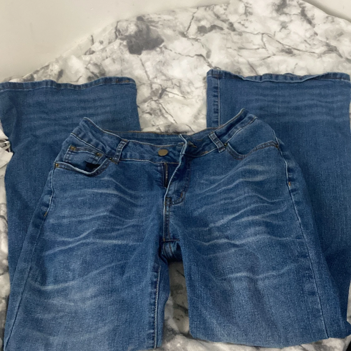 Blå flared jeans från Dazy, S