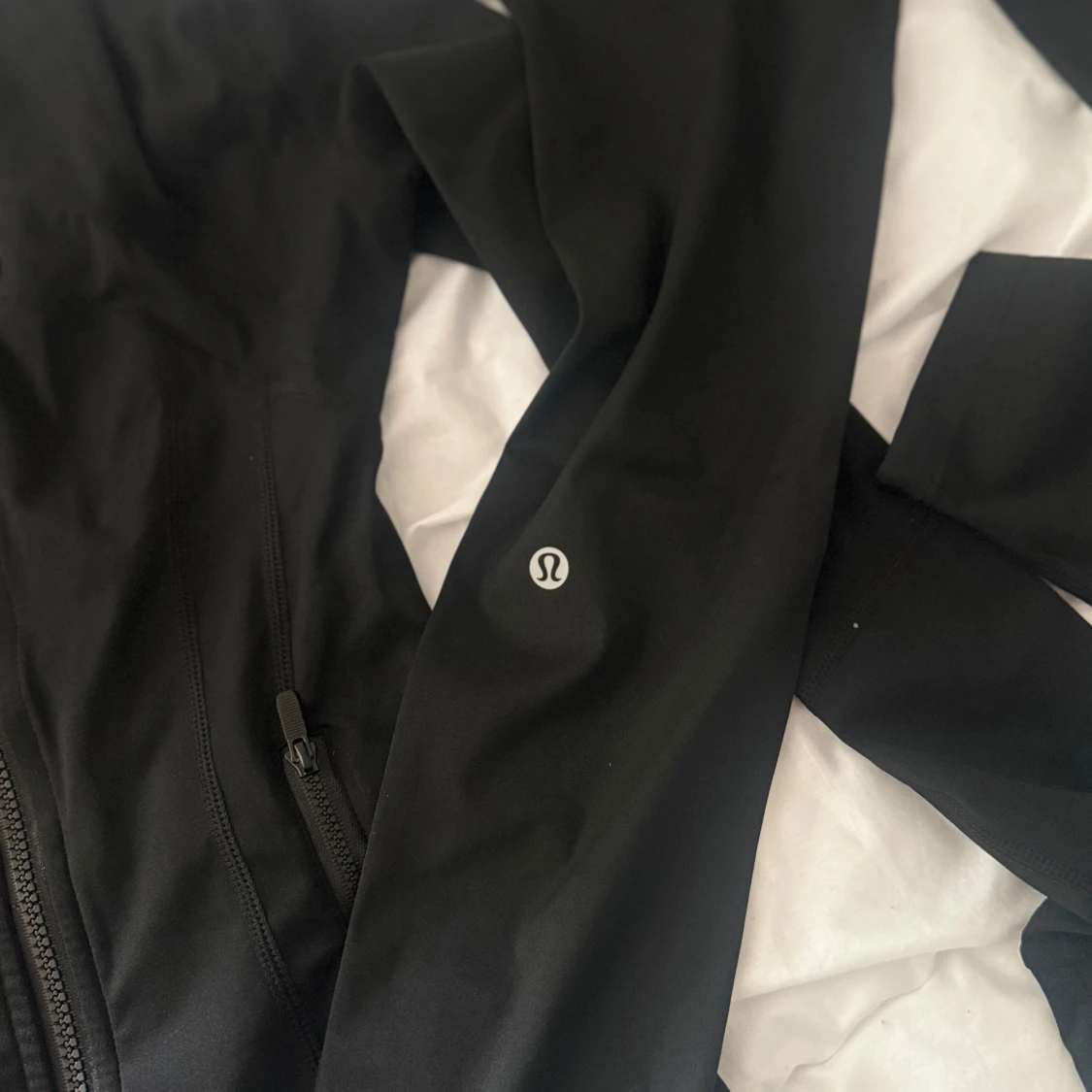 Svart vindjacka från Lululemon - 3