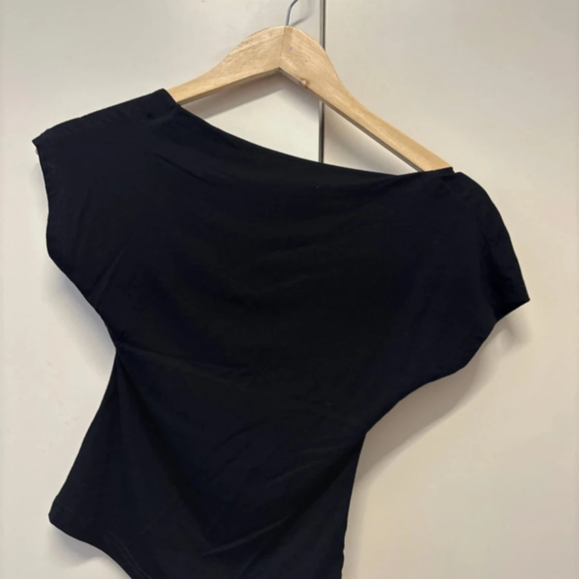 Svart topp med öppen rygg - 1