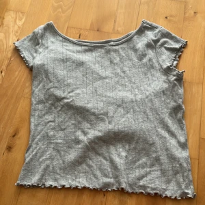 Grå topp -  Säljer en grå topp med fint mönster. Man kan antingen ha den som en topp och styla eller ha den som pyjamas överdel. Kontakta mig om ni undrar något! 🫶🏻