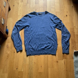Blå tröja från Dressmann i bomull - Säljer en stilren blå tröja från Dressmann i storlek S. Använd ett fåtal gånger.