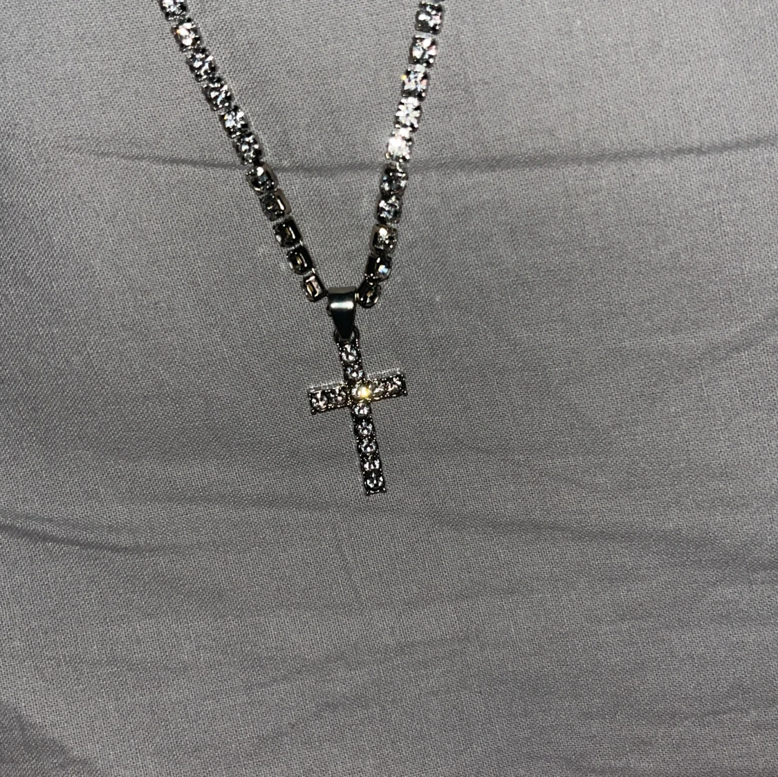 Glittrigt halsband med korsberlock - 2