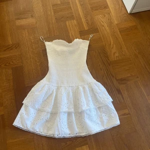 Vit sommarklänning från Gina Tricot - Supersöt vit klänning från Gina Tricot i storlek S. 
