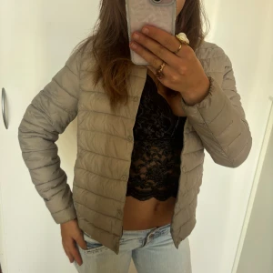 Vår/höst jacka - Så söt beige vår eller höstjacka! Jag är 168 och det är mina bilder, köp via köp nu direkt eller Swish, kvar tills markerad som såld 💖 
