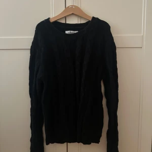 Svart kabelstickad tröja - Kabelstickad svart tröja från size 8 needle, strl S men sitter som 158, bra skick. 