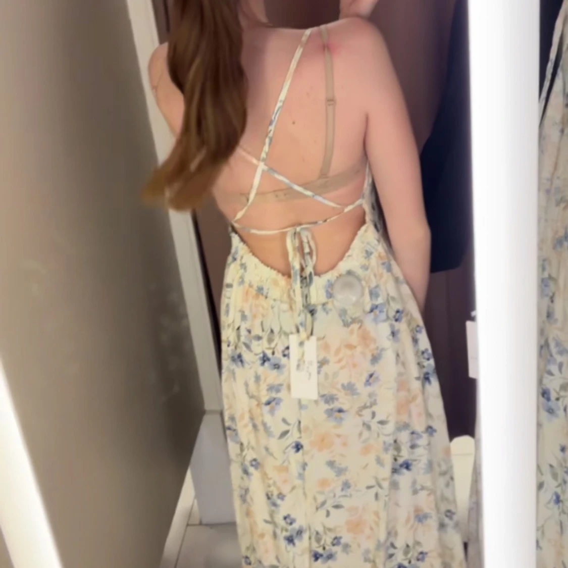 Blommig långklänning med öppen rygg - 1