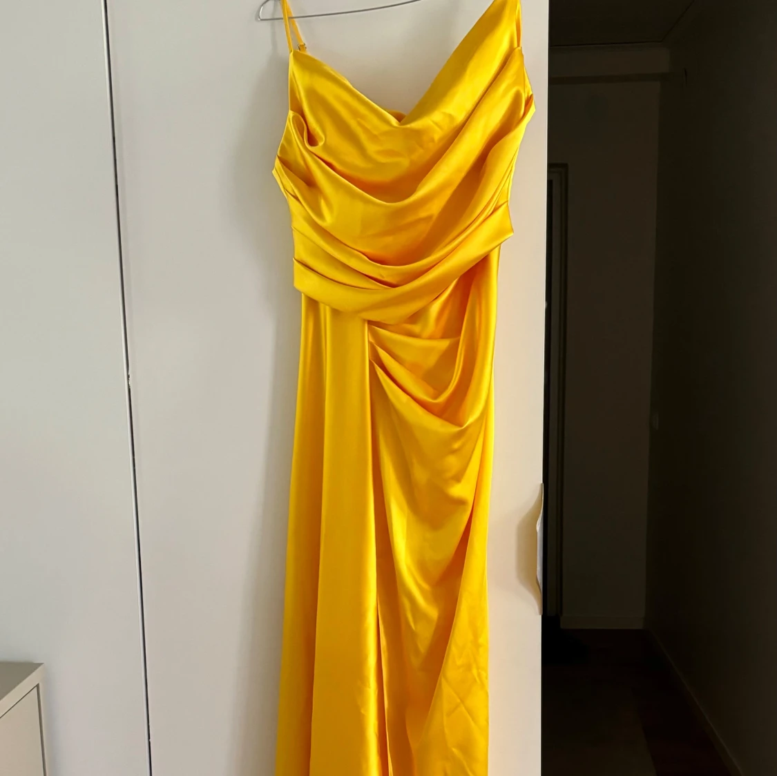 Gul långklänning med drapering - 1