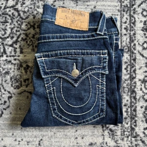 True Religion jeans - Säljer ett par sällsynta jeans från True Religion! bästa passform av trueys jag ägt. sjukt snygg färg samt wash. storlek w30. kommer med frågor och bud!😊