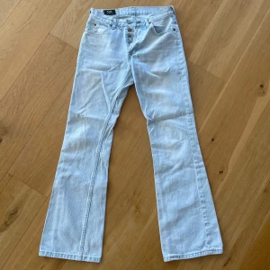 Lee bootcut jeans - Lee jeans, står ej vilken storlek men skulle säga att dom passar en 36 eller xs/s. Lågmidjade