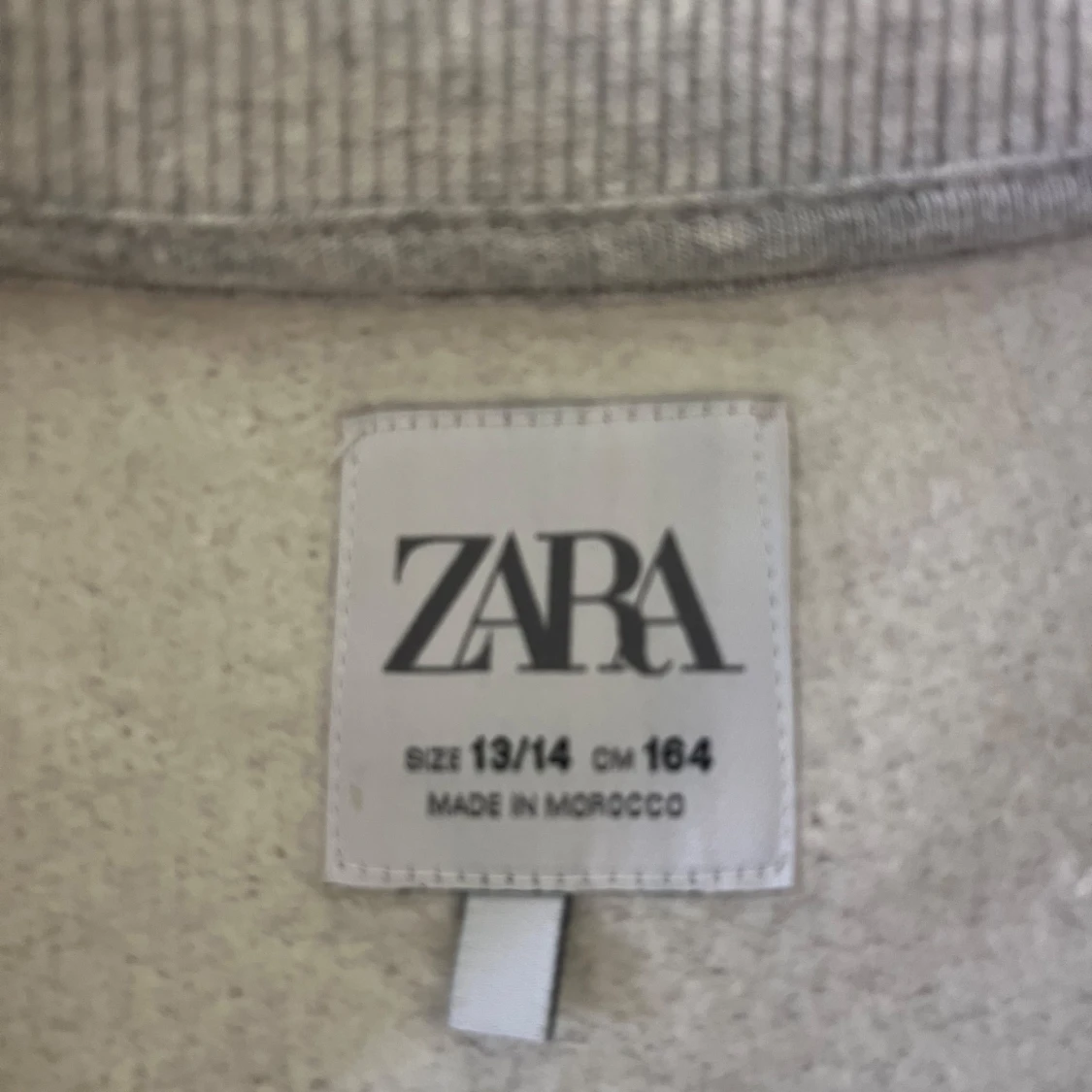 Grå sweatshirt från Zara med tryck - 2